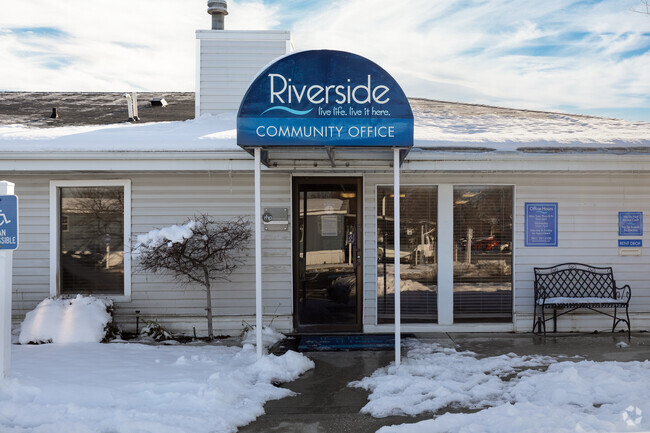 Building Photo - Riverside