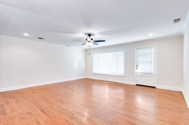 Building Photo - Charming 4 bedroom with Huge Outdoor Works...