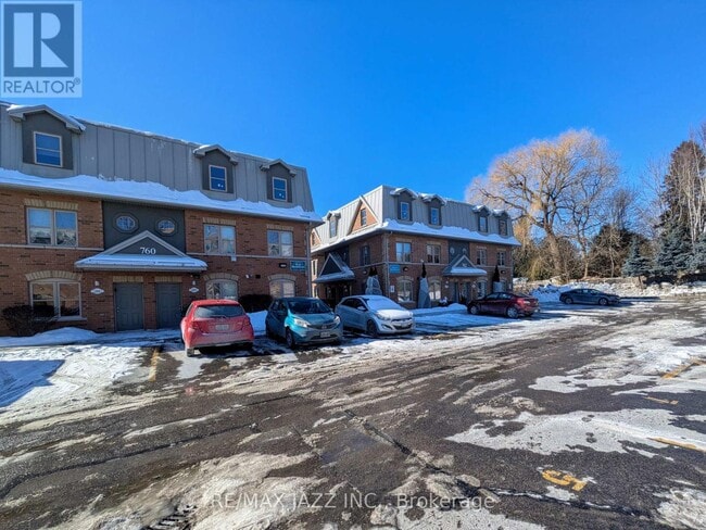 Building Photo - 762 King St E