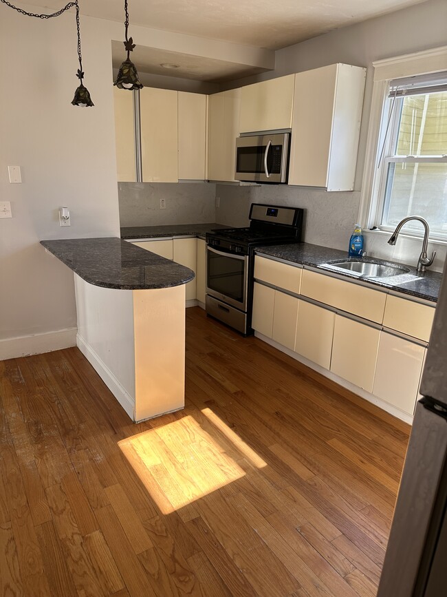 Building Photo - 237 Talbot Ave