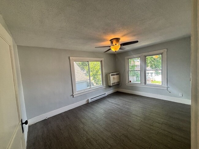 Foto del edificio - Upper 2 Bedroom Unit of Duplex