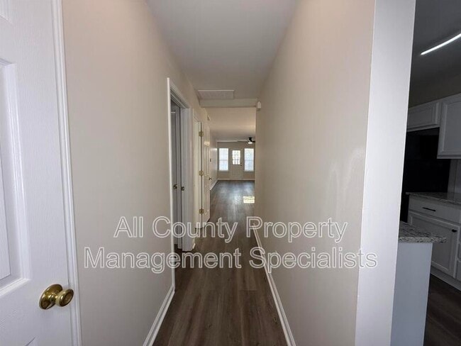 Building Photo - 122 Hounds Ct S
