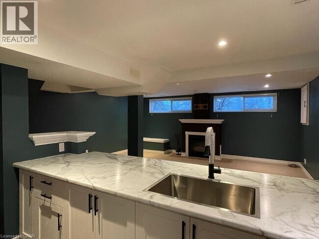 Building Photo - 11 Yorkdale Crescent