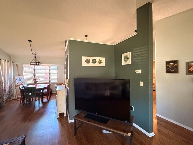 Foto del edificio - 7308 Fairwood Ave