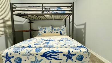 Building Photo - 438 SW Naftal Pl