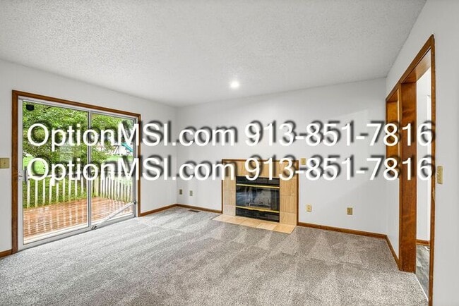 Building Photo - Spacious townhouse