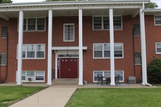 Building Photo - 1320 Maple Dr