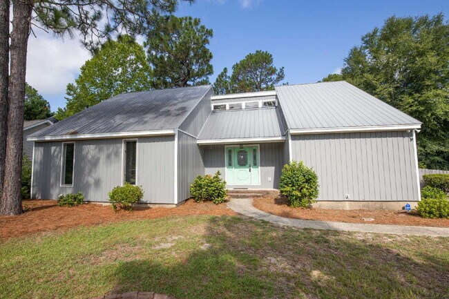 Foto del edificio - "Charming 3-Bedroom Retreat with Granite Touches and Cozy Fireplace on Winchester Rd!"
