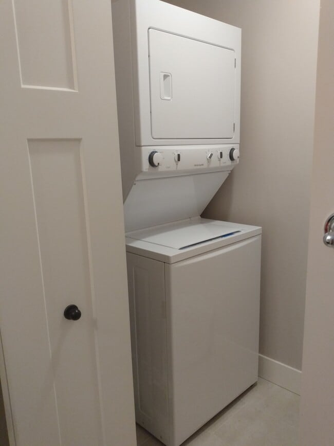 Full size washer and dryer - 372 Cariboo Dr