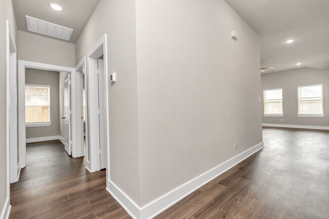 Foto del edificio - Welcome to the Drake – Where Comfort Meets Elevated Living