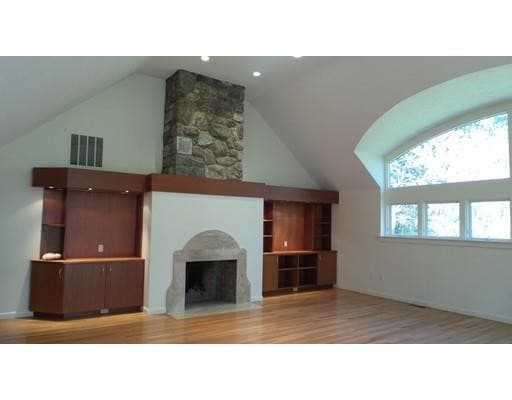 Building Photo - 725 Strawberry Hill Rd