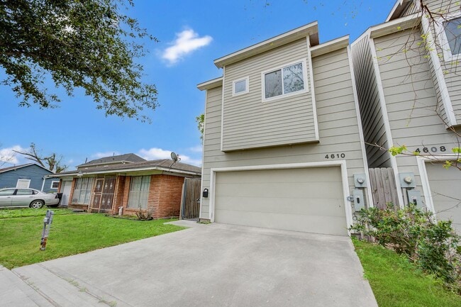 Building Photo - Modern home just minutes away from Downtown