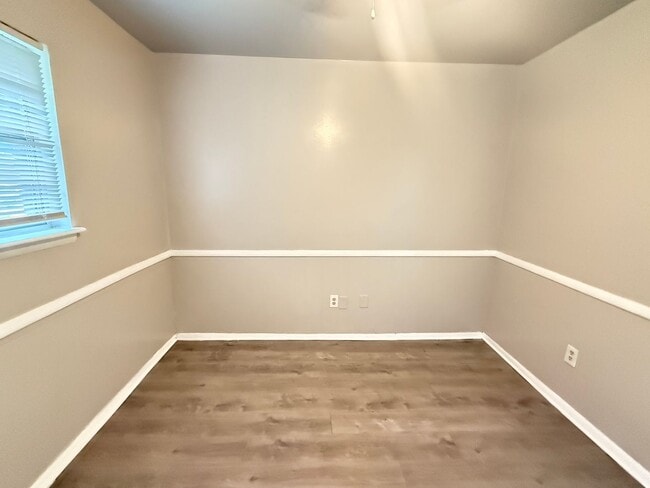 Building Photo - 3 Bedroom 1.5 bathroom duplex home