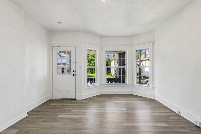 Foto del edificio - 1825 Lakeview Rd