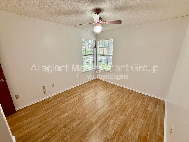 Foto del edificio - 2900 Risser Ave