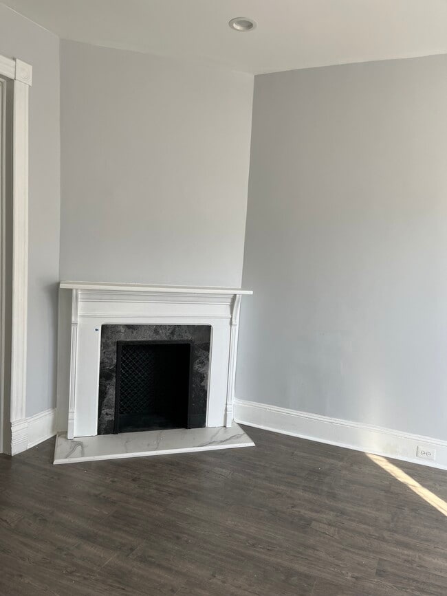 Building Photo - 656 L St NE