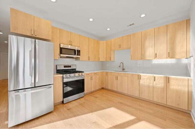 Building Photo - 2811 W Jackson Blvd