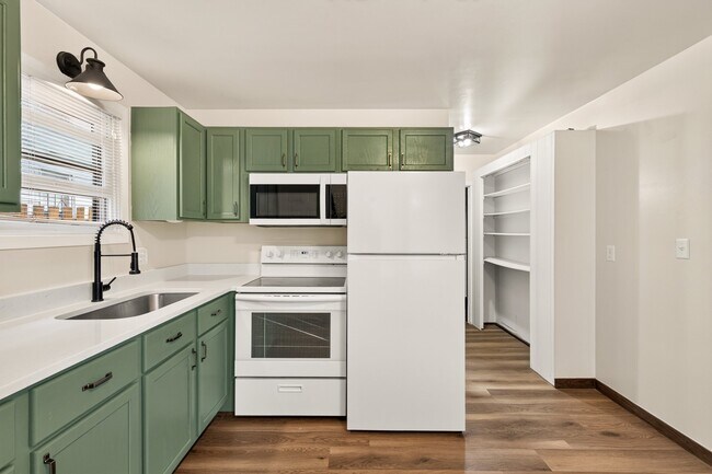 Building Photo - 754 5th St E