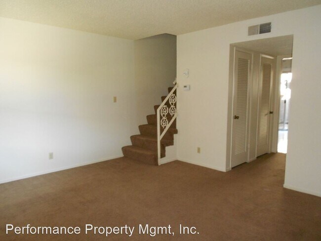 Building Photo - 4554 N Sharon Ave