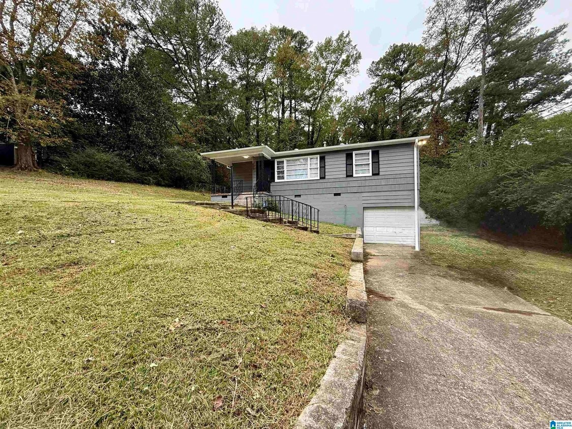 Primary Photo - 205 Lake Dr Cir NE