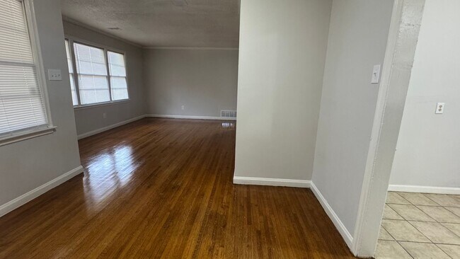 Foto del edificio - 4533 Dunn Ave