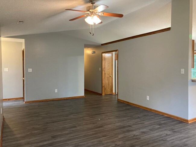 Building Photo - Well Maintained, 3 Bedroom Home on a Corne...