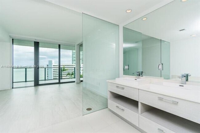 Foto del edificio - 650 NE 32nd St