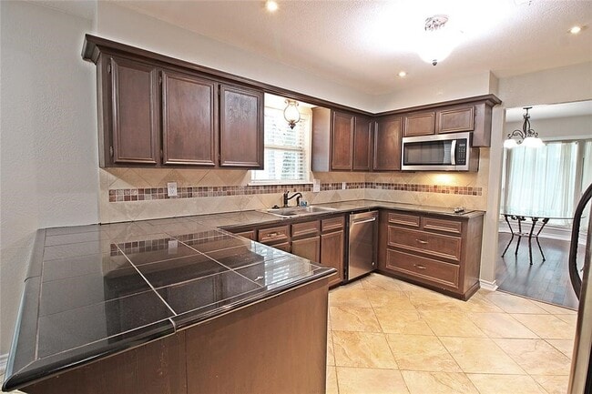 Building Photo - 2074 Shadow Rock Dr