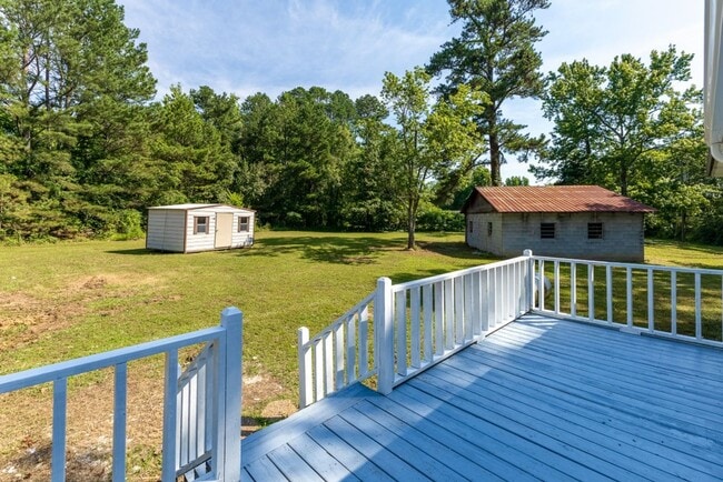 Building Photo - Stylish, Spacious & Updated! Don’t Miss Th...