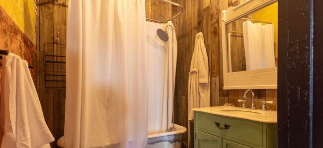 Building Photo - 5 Bedroom/3.5 Bath home