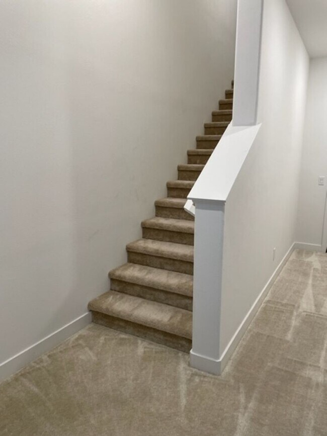 Building Photo - Welcome to this stunning 3-bedroom, 3.5-ba...