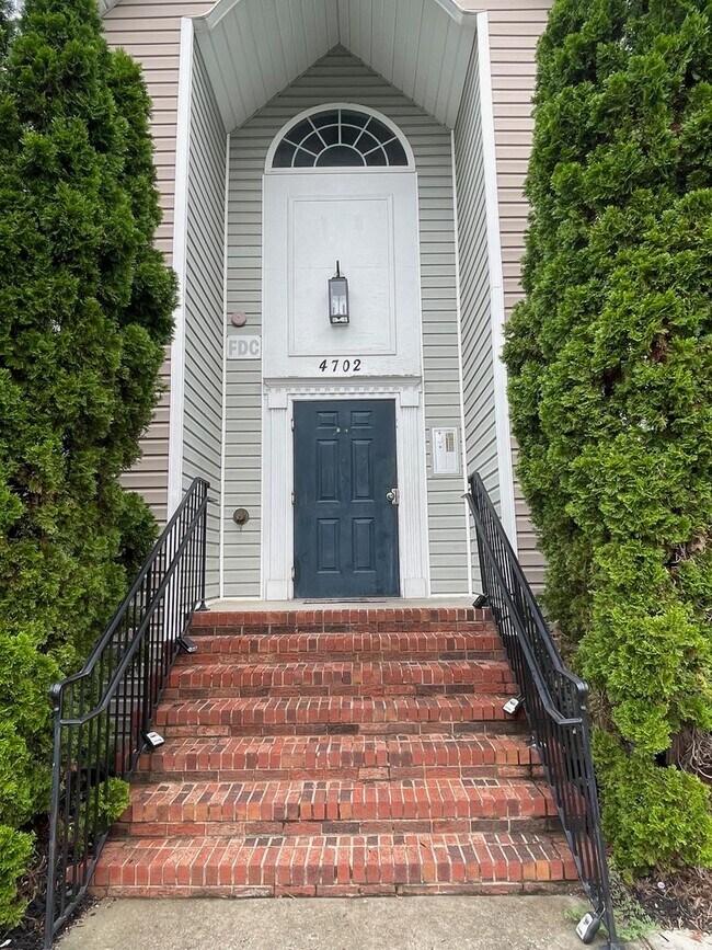 Building Photo - 2 BED, 2 BATH CONDO LOCATED IN GREENSBORO!