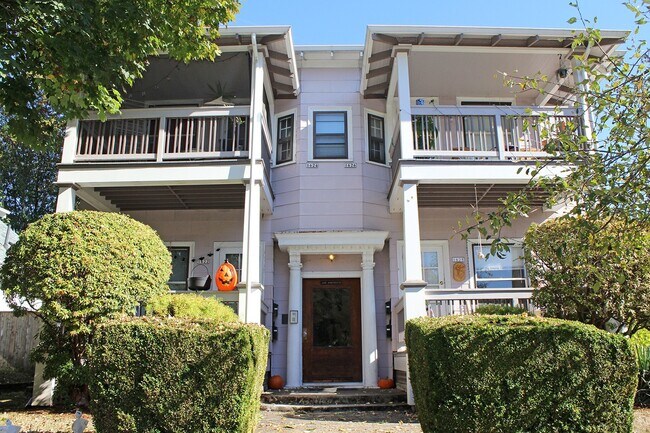 Foto del edificio - 1622-1628 SE 32nd Pl / 3259-3261 SE Market St