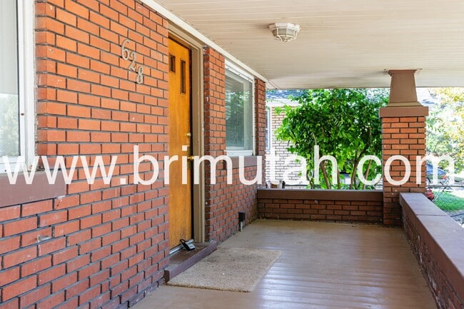 Building Photo - 628 Browning Ave S