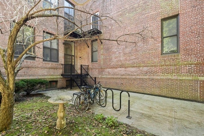 Building Photo - 841 Parker St