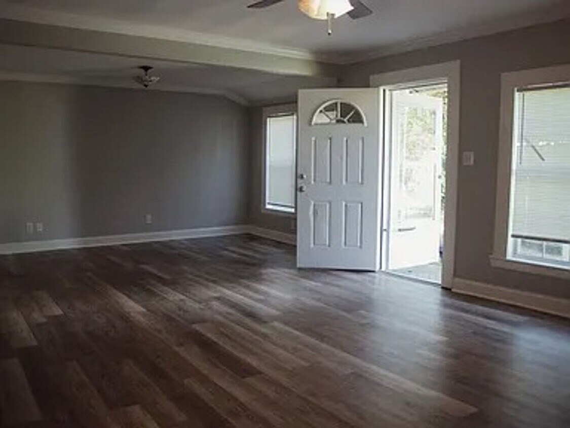Foto principal - This spacious property offers a comfortabl...