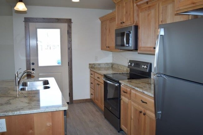 Building Photo - Newer 3 Bedroom 2.5 Bath Townhome Close to shopping!