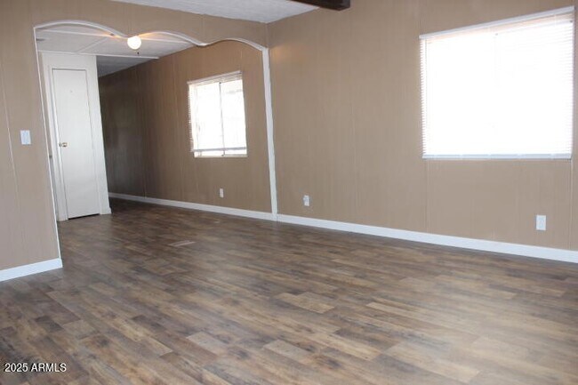 Foto del edificio - 9501 E Broadway Rd