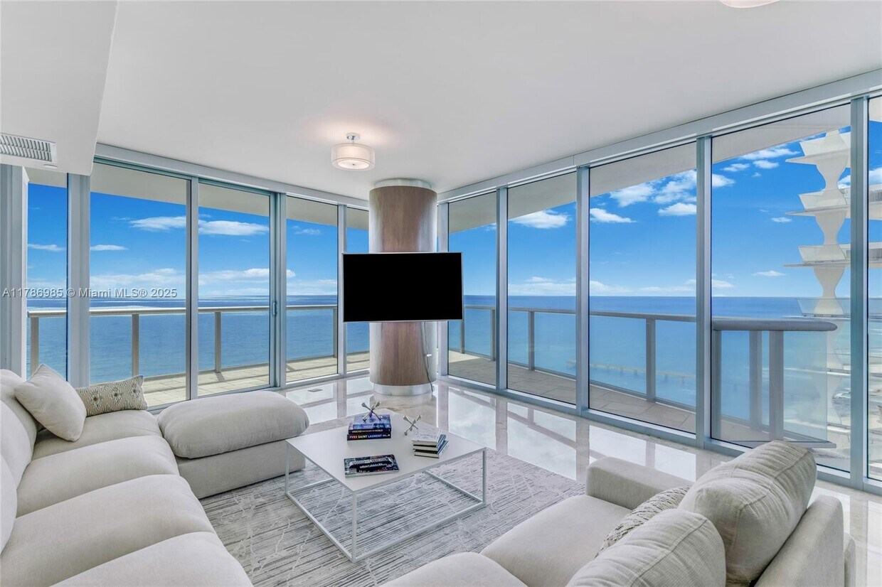 Foto principal - 17001 Collins Ave