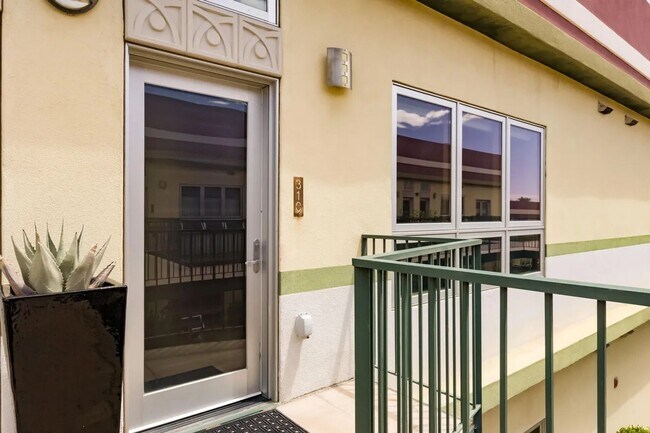 Foto del edificio - Modern Art Deco Two Bedroom Condo in Nob Hill