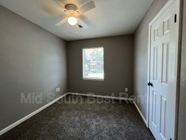 Building Photo - 3392 Redcliff Dr