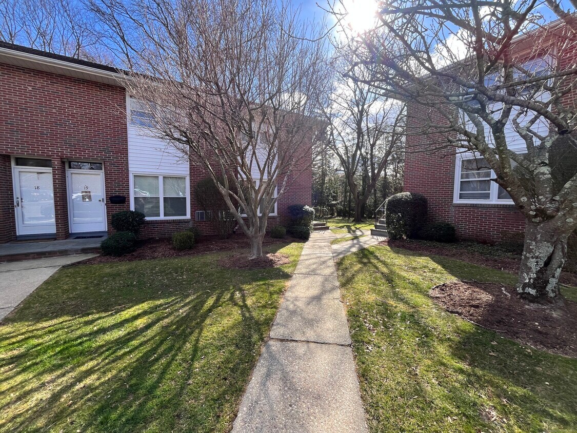 Primary Photo - 20 Willowbrook Ct