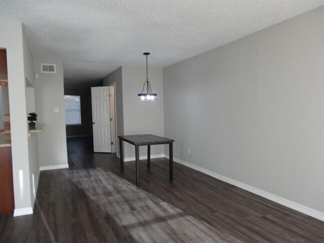 Foto del edificio - 15521 Weldon Dr