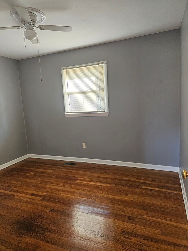 Building Photo - 3 bedroom 2 bathroom for rent!