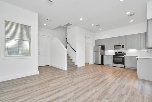 Building Photo - Oaks at Laverne