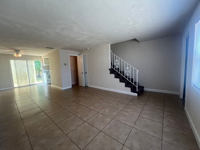 Building Photo - Renovated Beautiful 2 Bed 1.5 Bath Townhom...