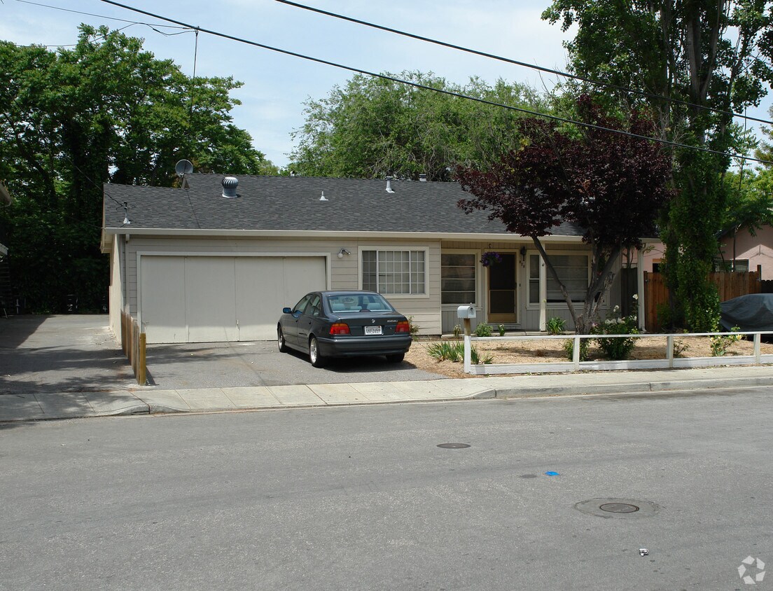 Building Photo - 828 Reinert