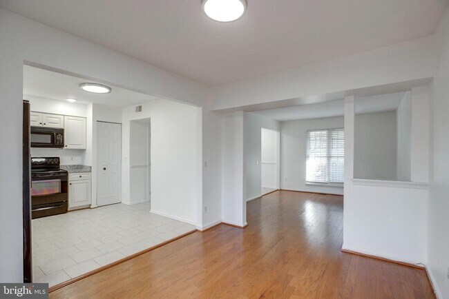 Foto del edificio - 6012 Westbourne Pl