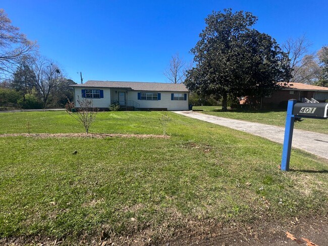 Building Photo - Beautiful Brainerd 3 Bedroom 2 Bathroom St...