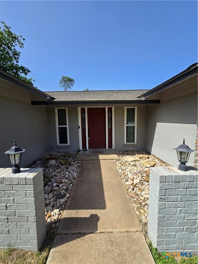 Building Photo - 205 E Cherokee Dr